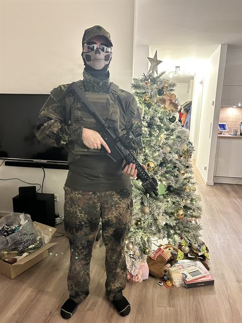 OMUNE in Flecktarn mit Plattenträger, Maske und Replik