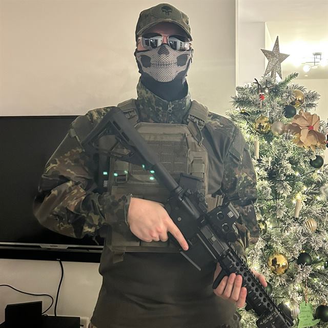 Nahaufnahme: OMUNE in Flecktarn mit Plattenträger und Replik