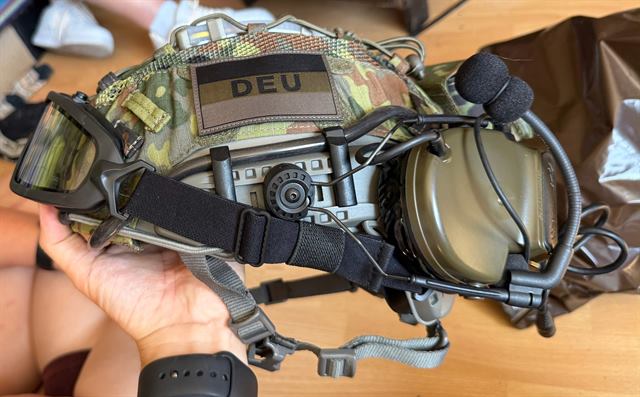 Helm mit Flecktarn-Bezug, Headset mit Mikrofon und Schutzbrille