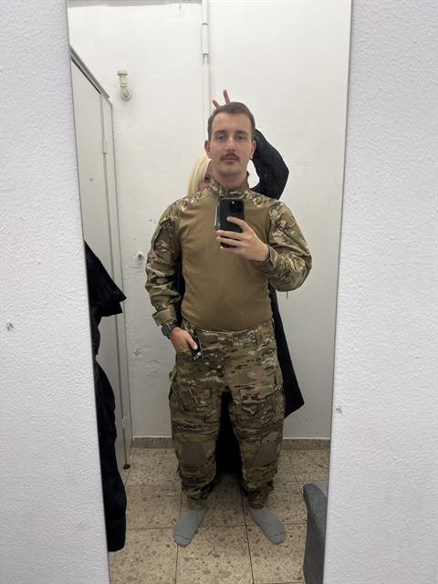 Spiegel-Selfie in Multicam-Combat-Shirt und -Hose